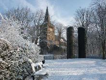 Foto der Sankt Vituskirche und vom Steintor auf dem Eltenberg im Schnee