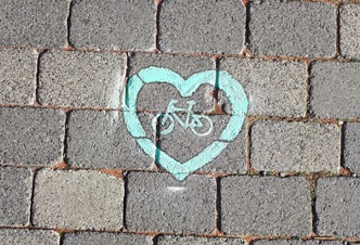 Fahrrad inm Herz auf Pflasterstein
