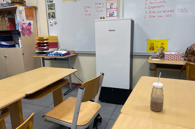 Mobiler Luftreiniger in einem Klassenraum
