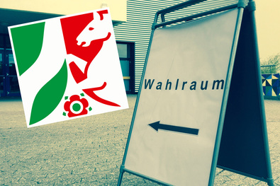 HInweisschild zum Wahlraum mit Landeszeichen NRW