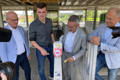 Bürgermeister Peter Hinze gibt gemeinsam mit Moris van Dee, Reginalminister Jan van der Meer und Euregio-Geschäftsführer Sjaak Kamps die neuen Chipkaart-Säulen am Bahnhof Emmerich frei. (v.l.n.r.).