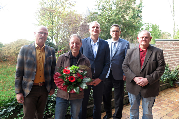 Jubilar Andreas Linsen. Außerdem gratulierten Bürgermeister Peter Hinze, Stephan Glapski, Dr. Stefan Wachs und Ingo Niehues (v.l.).