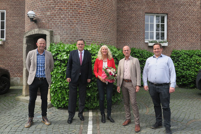 Jubilarin Renate Jansen. Außerdem gratulierten Peter Meyer, Dr. Stefan Wachs, Bürgermeister Peter Hinze und Jens Bartel (v.l.).