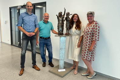 Kees Donkers (Bildmitte) aus Netterden präsentiert jetzt für vier Wochen seine Besteck-Kunst im Emmerich Vital. Dabei halfen Christa van Dee, Ira-Sasika Monz und Tim Terhorst. (v.r.n.l.)