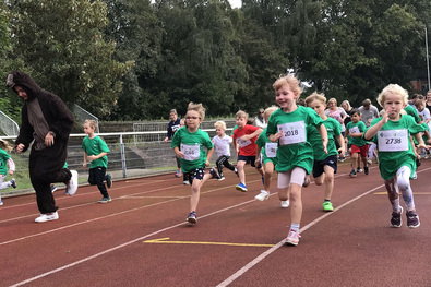 Kinder des pro kids Lauf im Eugen-Reintjes-Stadion