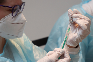 Eine Ärztin nimmt eine Schutzimpfung gegen COVID19 vor. (Quelle: pixabay.com)