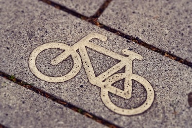 fahrradsymbol auf pflasterstein