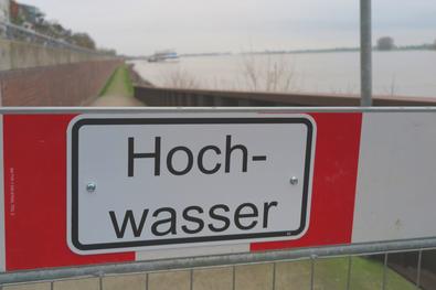 Warnschild Hochwasser an der Rheinpromenade