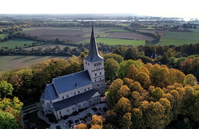 Luftaufnahme der St. Vitus-Kirche auf dem Eltenberg