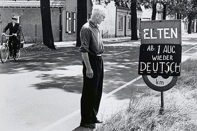 1963: ein Bewohner vor dem Hinweisschild "Elten - ab dem 1. August wieder deutsch" 
