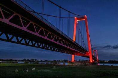 Emmericher Rheinbrücke beleuchtet (Foto: Markus van Offern)