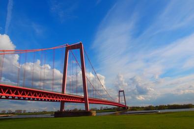 1228 Meter lang - die Emmericher Rheinbrücke wurde 1965 eingeweiht.