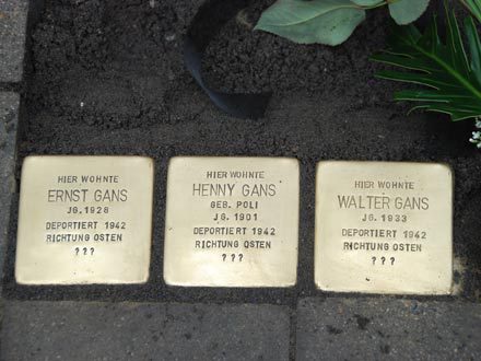 Das Foto zeigt 3 goldene Steine mit den Namen Ernst Gans, Henny Gans und Walter Gans