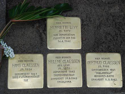 Das Foto zeigt 4 Stolpersteine von Hans, Helene und Gertrud Claessen sowie von Henriette Levy