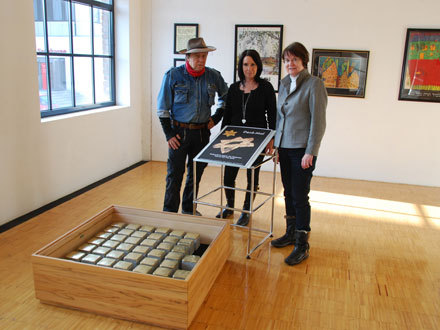 Das Foto zeigt die gelagerten Stolpersteine sowei Künstler und Initiatorinnen der Stolpersteinaktion im PAN kunstforum