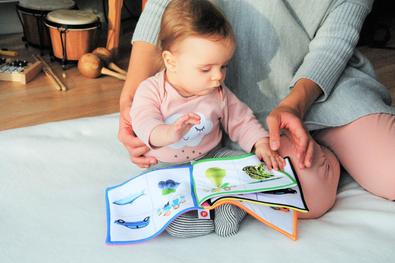 Kleines Kind mit Buch