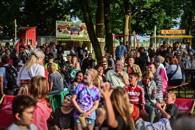Bild einer Veranstaltung im Rheinpark (Bildquelle: WfG / Markus van Offern)