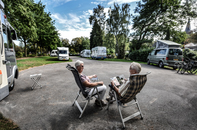 Zwei Wohnmobilisten sitzen auf Campingstühlen auf dem Stellplatz in Hoch-Elten. (Foto: Markus van Offern)