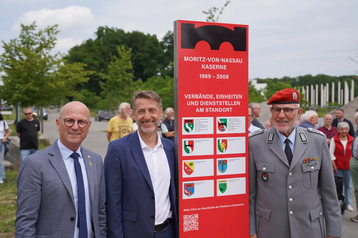 Neue Informationsstele wurde von Bürgermeister Peter Hinze, Investor Mathias Wünsch-von der Heyden und dem ehemaligen Kommandeur Joachim Sigmund feierlich enthüllt.