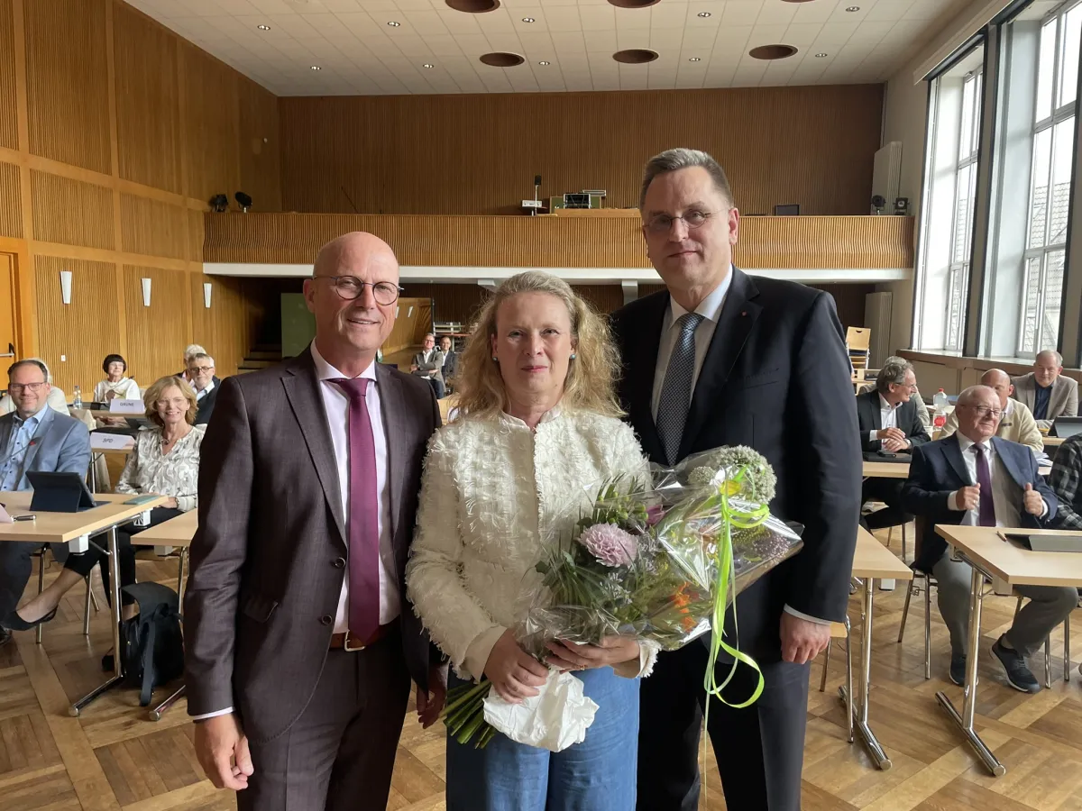 Bürgermeister Peter Hinze verabschiedete Dr. Stefan Wachs (r.) in den Ruhestand. Mit dabei Wachs Ehefrau Daniela (Bildmitte).
