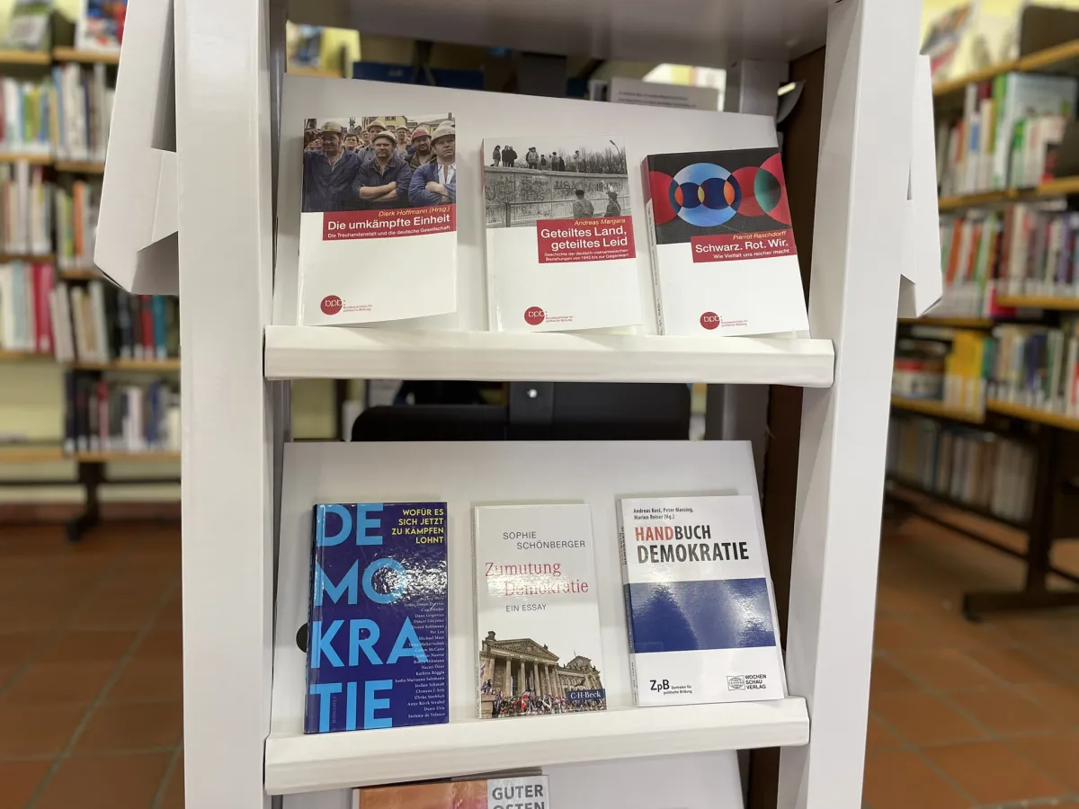 Buchtitel zum Thema Demokratie in der Stadtbücherei