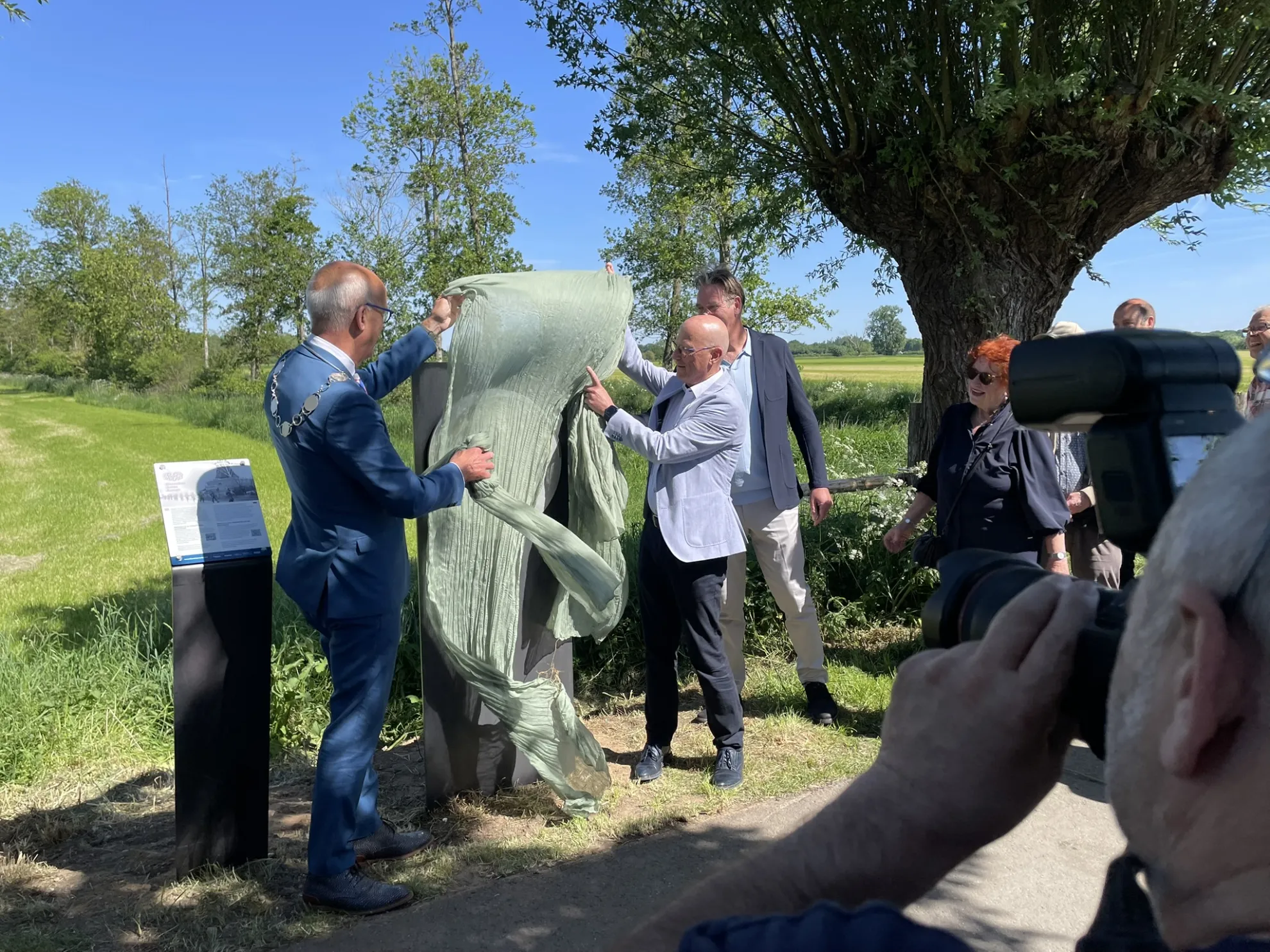 Bürgermeister Hinze und de Vries enthüllen den Vector of Memory