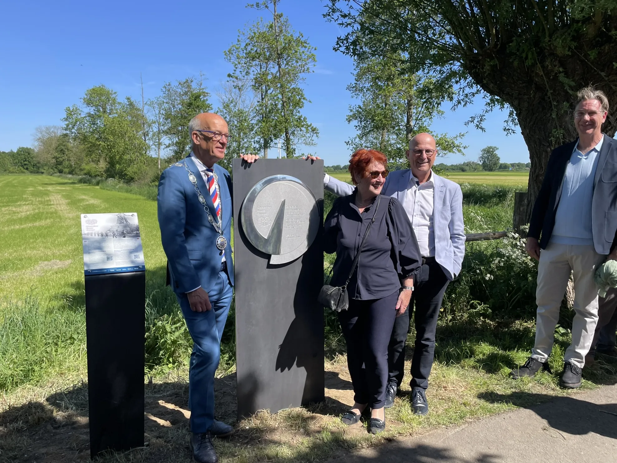 Bürgermeister Peter Hinze und Harry de Vries mit Initiatorin Marjolijn Jennekens