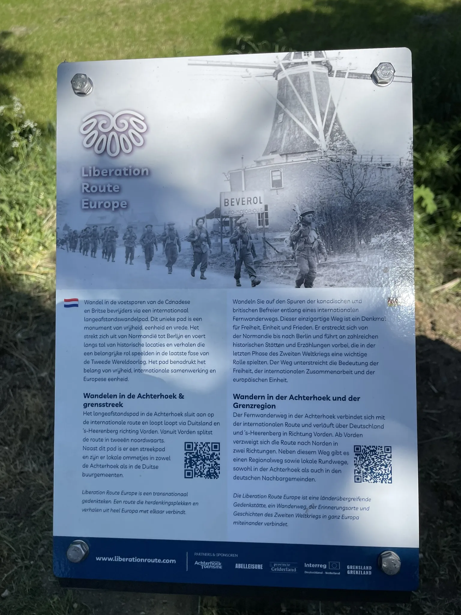 Informationstafel zur Liberationsroute an der Lindhorstbrücke