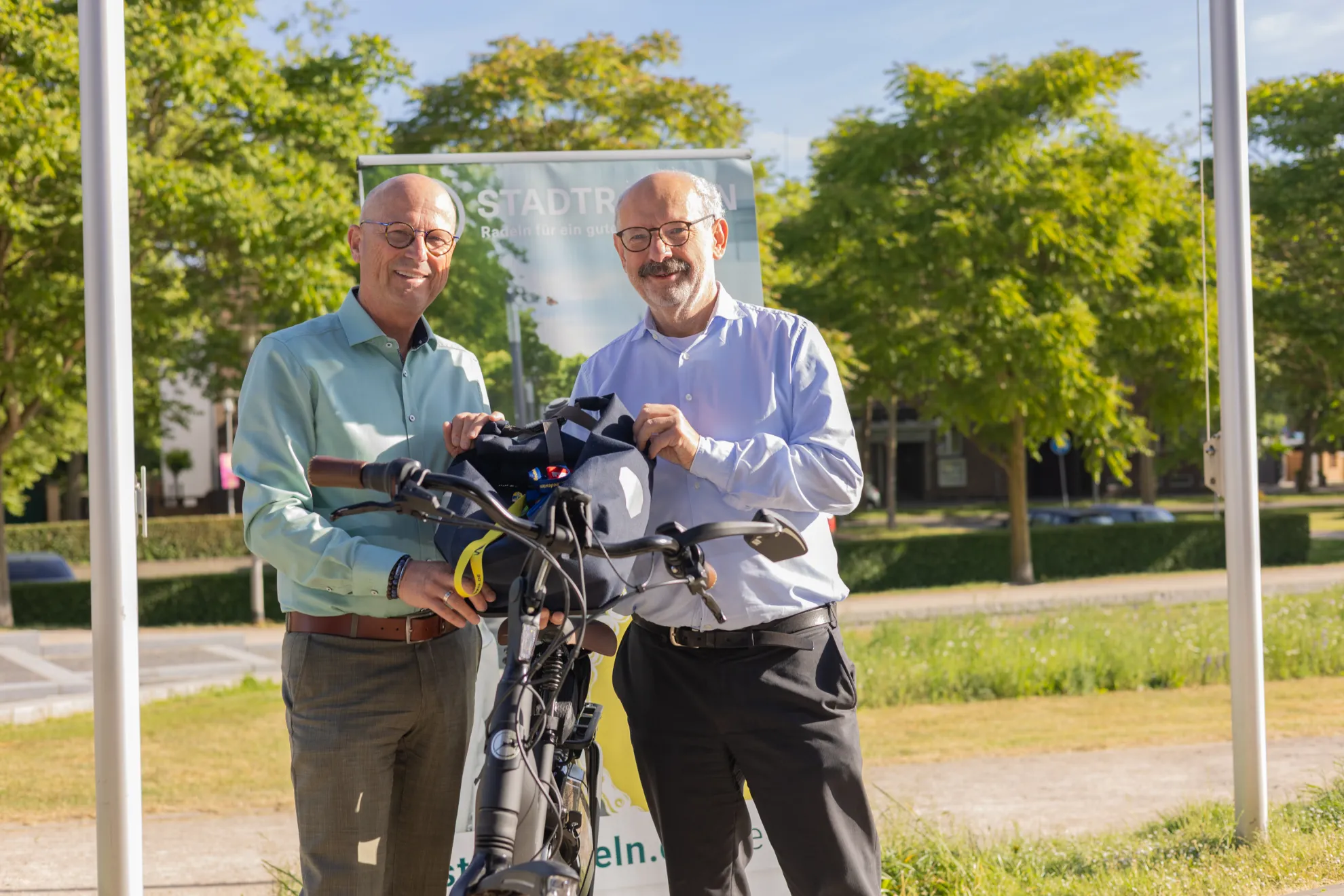 Wolfgang Gebing (Bürgermeister Stadt Kleve) übergibt die Staffeltasche an Emmerichs Bürgermeister Peter Hinze. (v.r.nl.)an 