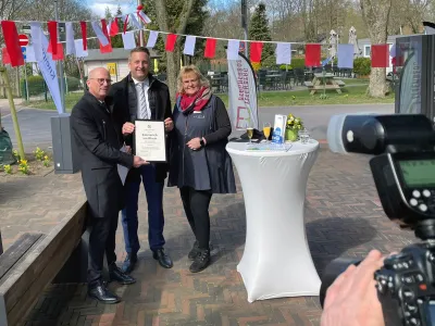 Regierungspräsident Thomas Schürmann (Mitte) überreichte die Urkunde an Bürgermeister Peter Hinze und Dr. Manon Loock-Braun