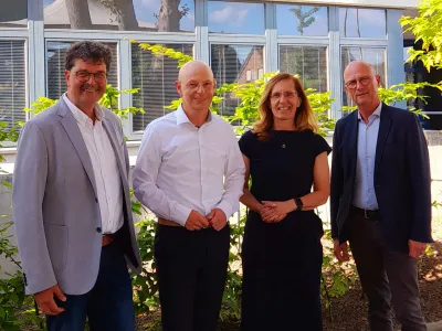Ab dem neuen Schuljahr wird Dr. Frank Meetz (2.v.l.) die kommissarische Leitung des Emmericher Gymnasiums übernehmen. Ralf Wimmers (stellv. Schulleiter), Dr. Anke Domrose (Bezirksregierung und Bürgermeister Peter Hinze (v.l.n.r.) freuen sich, über die gefundene Lösung. Ab dem neuen Schuljahr wird Dr. Frank Meetz (2.v.l.) die kommissarische Leitung des Emmericher Gymnasiums übernehmen. Ralf Wimmers (stellv. Schulleiter), Dr. Anke Domrose (Bezirksregierung und Bürgermeister Peter Hinze (v.l.n.r.) freuen sich, über die gefundene Lösung.