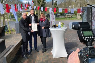 Regierungspräsident Thomas Schürmann (Mitte) überreichte die Urkunde an Bürgermeister Peter Hinze und Dr. Manon Loock-Braun Regierungspräsident Thomas Schürmann (Mitte) überreichte die Urkunde an Bürgermeister Peter Hinze und Dr. Manon Loock-Braun