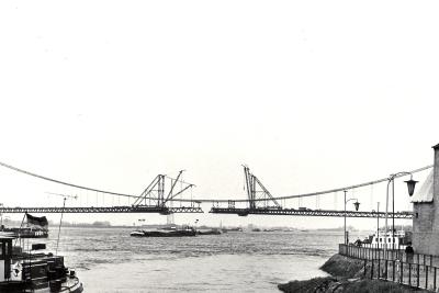 Kurz vor der Brückenhochzeit: Emmericher Rheinbrücke im Bau (Quelle: Stadtarchiv Emmerich am Rhein) Kurz vor der Brückenhochzeit: Emmericher Rheinbrücke im Bau (Quelle: Stadtarchiv Emmerich am Rhein)