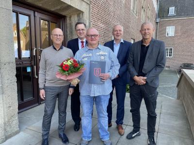 Bürgermeister Peter Hinze, Dr. Stefan Wachs, Stephan Glapski und Peter Meyer (v.l.n.r.) nahmen Jubilar Ingo Niehues in die Mitte. Bürgermeister Peter Hinze, Dr. Stefan Wachs, Stephan Glapski und Peter Meyer (v.l.n.r.) nahmen Jubilar Ingo Niehues in die Mitte.