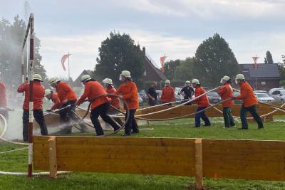 Volle Action! Feuerwehren spielen Wasserball.