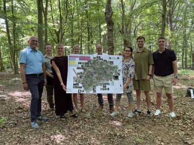 Gaben den Startschuss für den Waldspielplatz: Bürgermeister Peter Hinze, Christin Günther, Rabea Gosens, Regina Pommerin, Oliver Schmidt, Jenny Humrich, Julian Bruckmann (Stiftungsratsmitglied) und Robin Gosens (v.l.). Gaben den Startschuss für den Waldspielplatz: Bürgermeister Peter Hinze, Christin Günther, Rabea Gosens, Regina Pommerin, Oliver Schmidt, Jenny Humrich, Julian Bruckmann (Stiftungsratsmitglied) und Robin Gosens (v.l.).