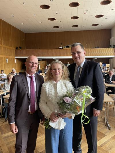 Bürgermeister Peter Hinze verabschiedete Dr. Stefan Wachs (r.) in den Ruhestand. Mit dabei Wachs Ehefrau Daniela (Bildmitte).