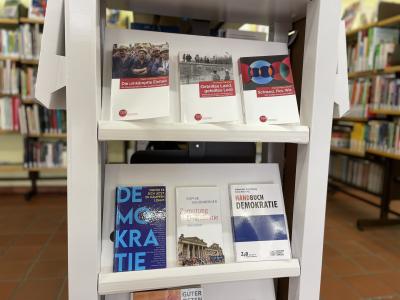 Buchtitel zum Thema Demokratie in der Stadtbücherei