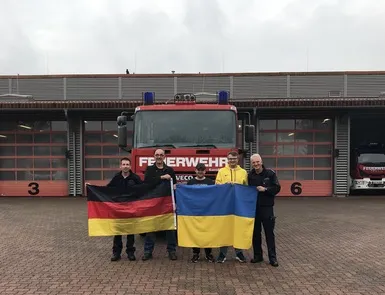 Emmericher Feuerwehr spendet Fahrzeug an ukrainische Hilfsorganisation Christian Knorr, Uwe Garbe, Serhii Stoliar, Sascha Fadyeyev und Martin Bettray freuen sich über die erfolgreiche Fahrzeugübergabe (v.l.n.r.)