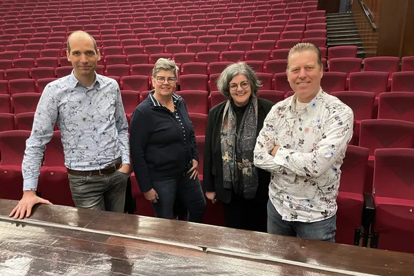 Freuen sich auf den Dirigentenwettbewerb im April: Tim Terhorst (Stadtverwaltung), Christa van Dee, Andrea Joosten (Kulturbetriebe Emmerich) und Dirigent Robert Wijnands.