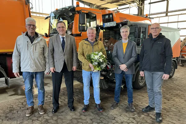 Jubilar Michael Berndsen. Außerdem gratulierten Helmut Schaffeld, Dr. Stefan Wachs, Betriebsleiter Jochem Vervoorst und Georg Holtkamp (v.l.).