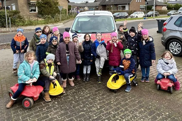 Kinder der Kita Arche Noah mit leuchten Mützen für bessere Sichtbarkeit im Straßenverkehr.