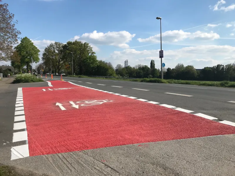 Neue Fahrbahnmarkierungen im Kreuzungsbereich Eltener Straße / Borgheeser Weg