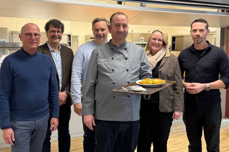 Neuer Caterer belebt Emmerichs Schulmensen Christian vcn Lehmden übernimmt das Catering in den Schulmensen am Gymnasium und der Gesamtschule.