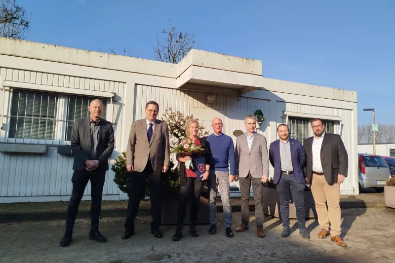 Dienstjubiläum Angelika Sonnenschein Jubilarin Angelika Sonnenschein. Außerdem gratulierten Peter Meyer, Dr. Stefan Wachs, Bürgermeister Peter Hinze, Jochem Vervoorst, Dennis Mocker und Andreas van Schöll (v.l.).