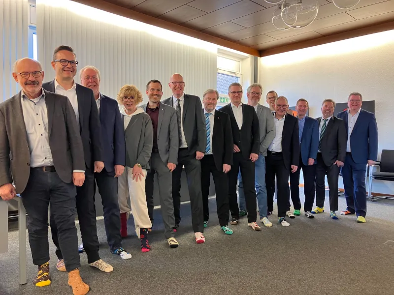 Viele bunte Socken bei der Konferenz der Bürgermeisterin und Bürgermeister und des Landrats des Kreises Kleve (Foto: ©Gemeinde Kranenburg – Ann-Cathrin Coenen)