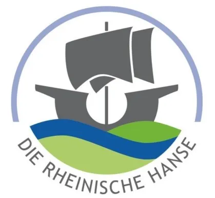 Das Logo zeigt ein schwarzes Segelschiff auf grünen und blauen Wellen umgeben von einem blauen Kreis und dem Schriftzug die rheinische Hanse