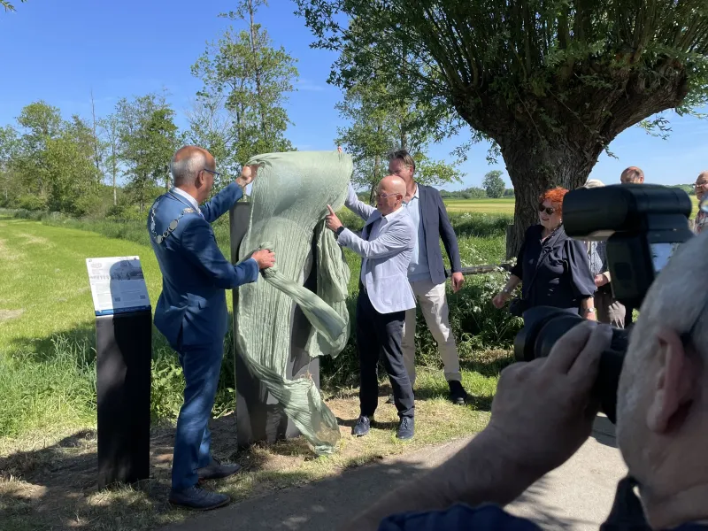 Bürgermeister Hinze und de Vries enthüllen den Vector of Memory