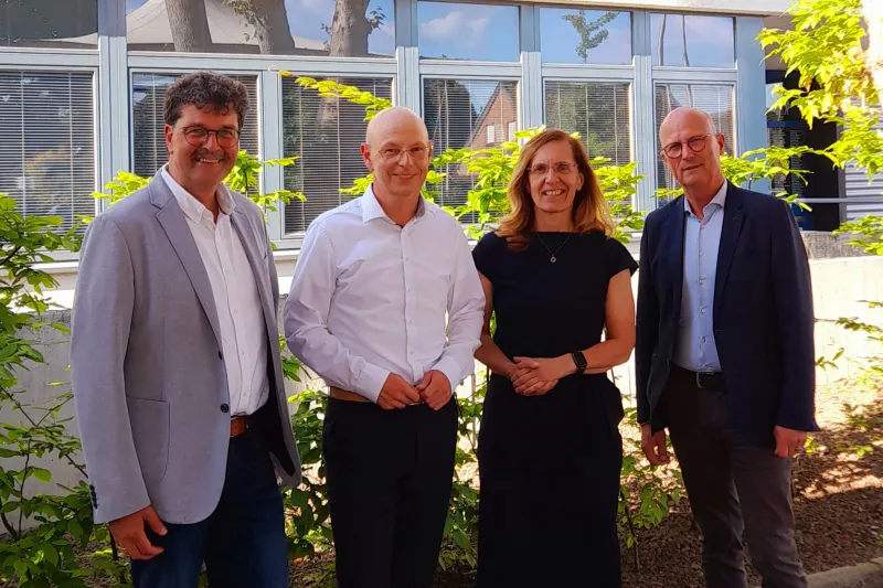 Ab dem neuen Schuljahr wird Dr. Frank Meetz (2.v.l.) die kommissarische Leitung des Emmericher Gymnasiums übernehmen. Ralf Wimmers (stellv. Schulleiter), Dr. Anke Domrose (Bezirksregierung und Bürgermeister Peter Hinze (v.l.n.r.) freuen sich, über die gefundene Lösung. Ab dem neuen Schuljahr wird Dr. Frank Meetz (2.v.l.) die kommissarische Leitung des Emmericher Gymnasiums übernehmen. Ralf Wimmers (stellv. Schulleiter), Dr. Anke Domrose (Bezirksregierung und Bürgermeister Peter Hinze (v.l.n.r.) freuen sich, über die gefundene Lösung.