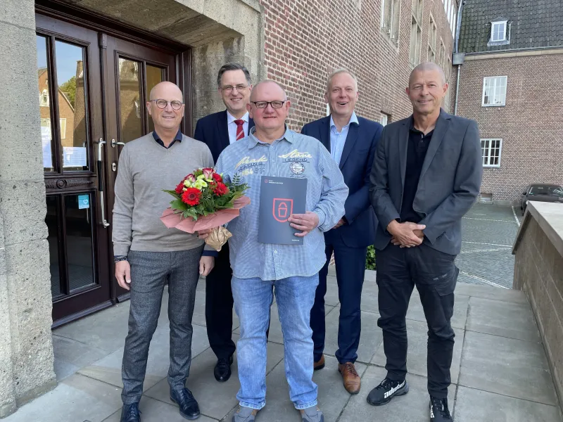 Bürgermeister Peter Hinze, Dr. Stefan Wachs, Stephan Glapski und Peter Meyer (v.l.n.r.) nahmen Jubilar Ingo Niehues in die Mitte. Bürgermeister Peter Hinze, Dr. Stefan Wachs, Stephan Glapski und Peter Meyer (v.l.n.r.) nahmen Jubilar Ingo Niehues in die Mitte.